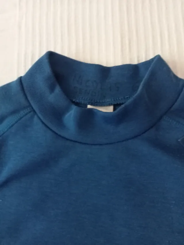 Camiseta polar azul cuello alto