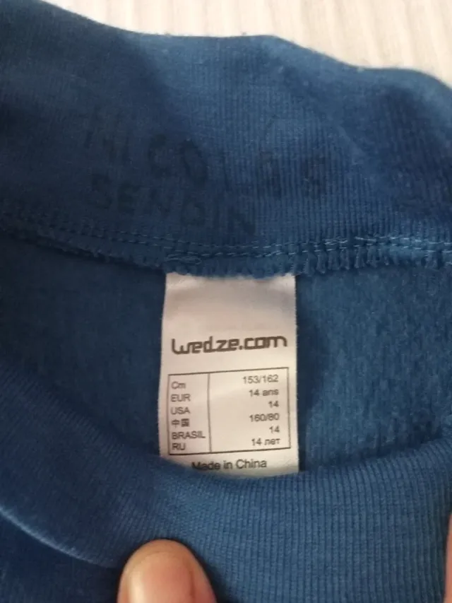 Camiseta polar azul cuello alto