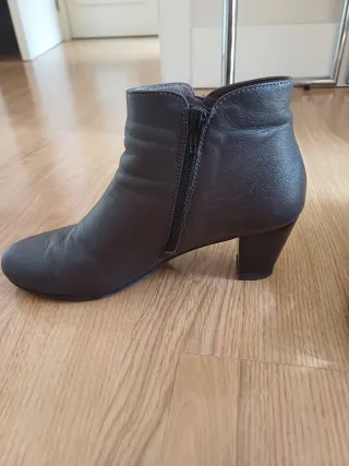 Botines de piel Wonders marrones.