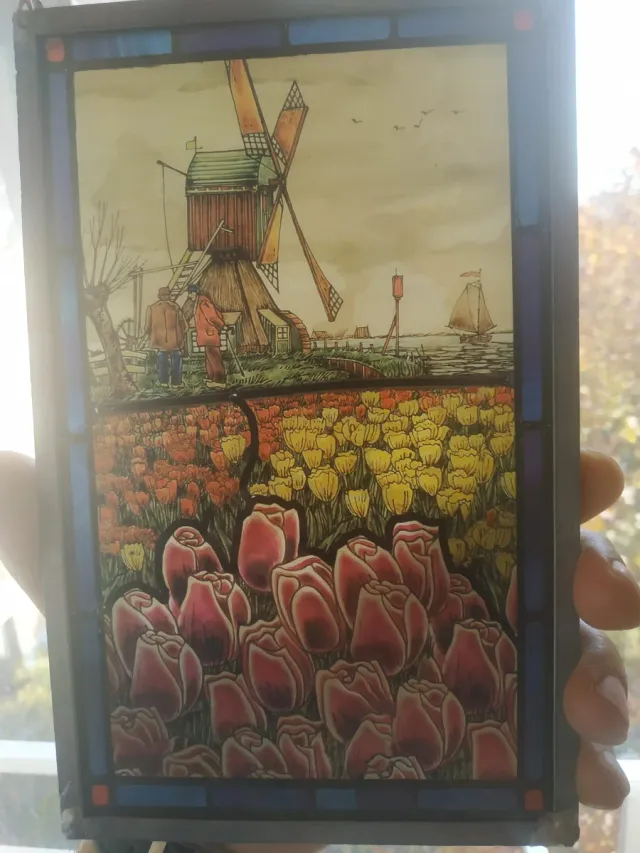 Vetrina antica con mulino e tulipani