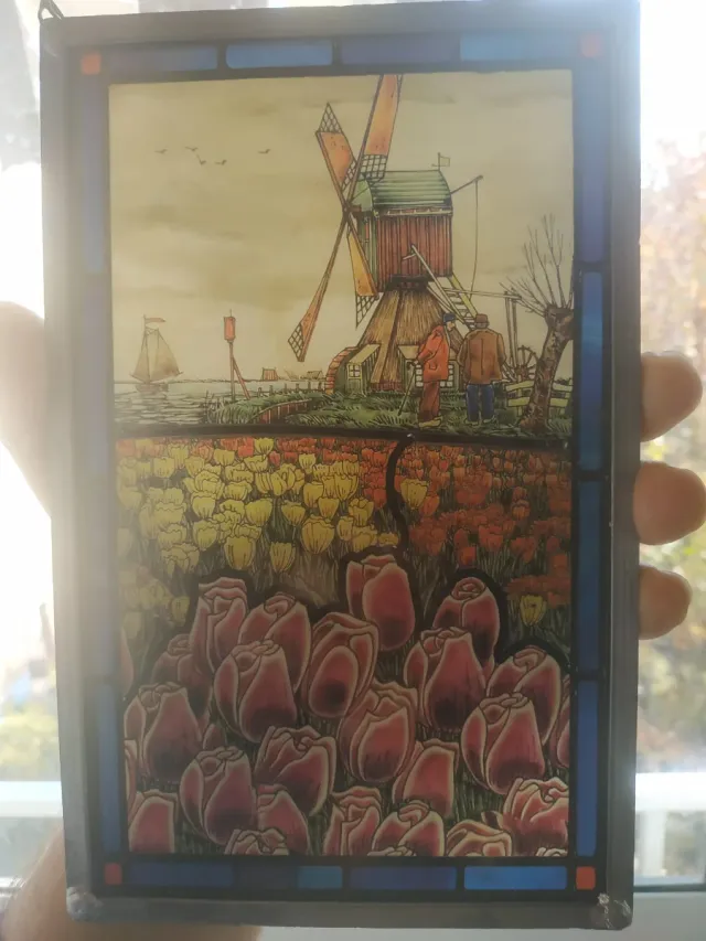 Vetrina antica con mulino e tulipani