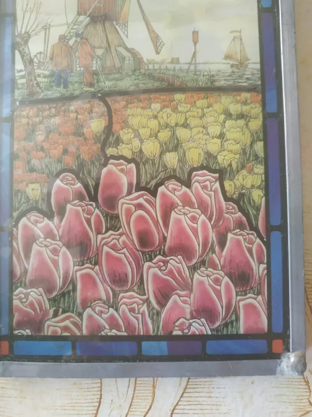 Vetrina antica con mulino e tulipani