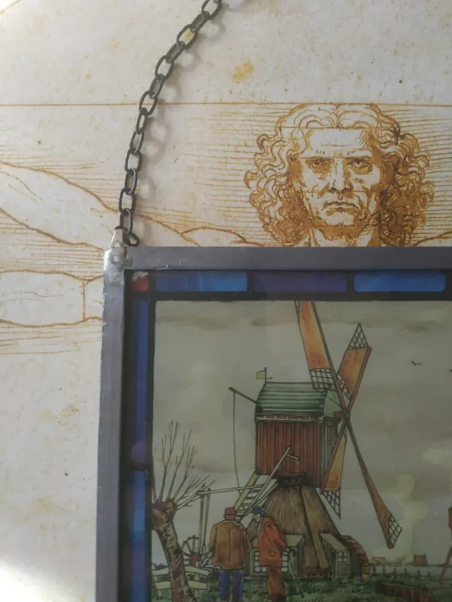Vetrina antica con mulino e tulipani