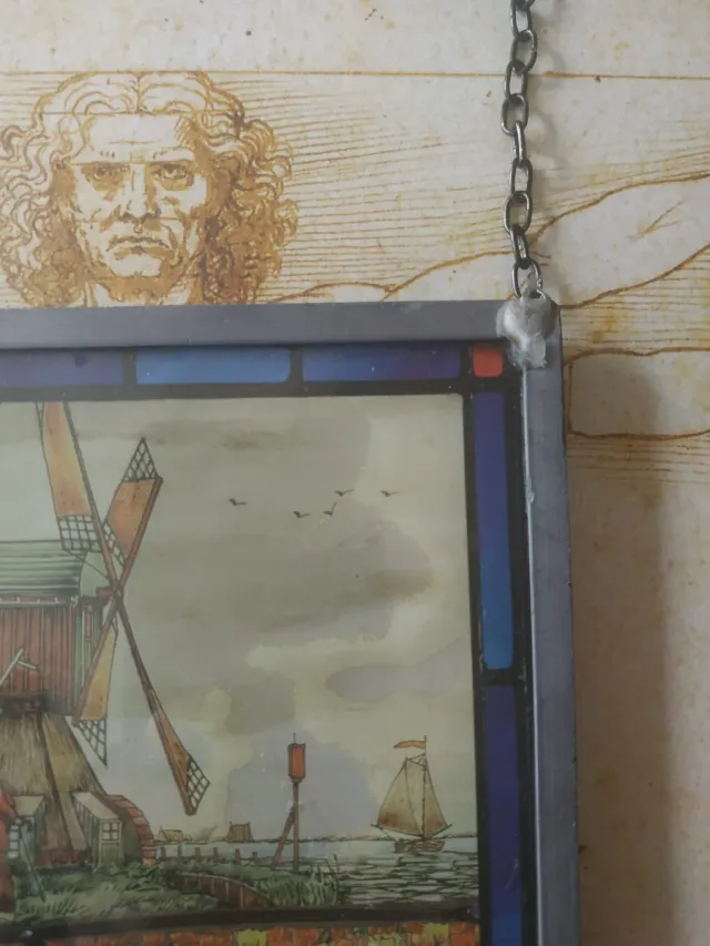 Vetrina antica con mulino e tulipani