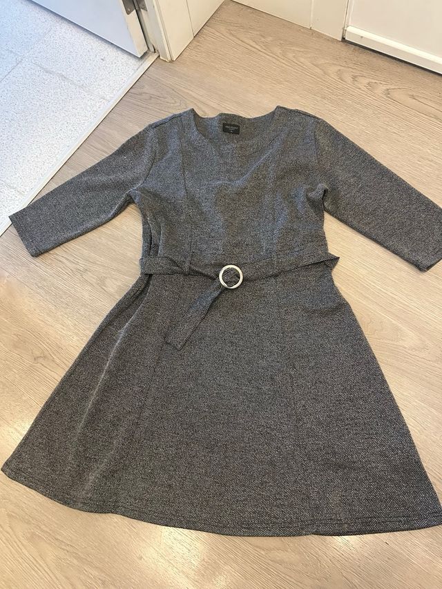Vestido gris midi con cinturón