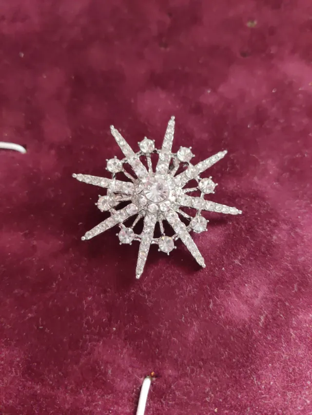 Broche estrella plateado