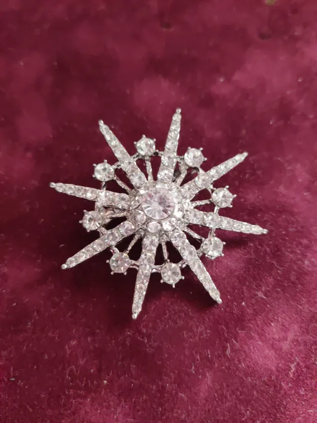 Broche estrella plateado
