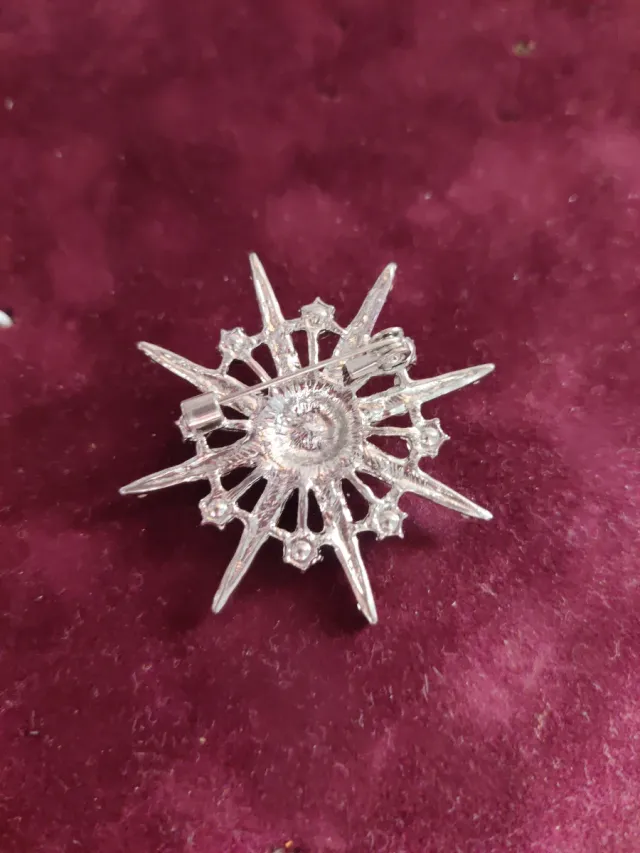 Broche estrella plateado