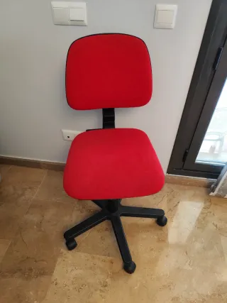 Silla de oficina roja y negra