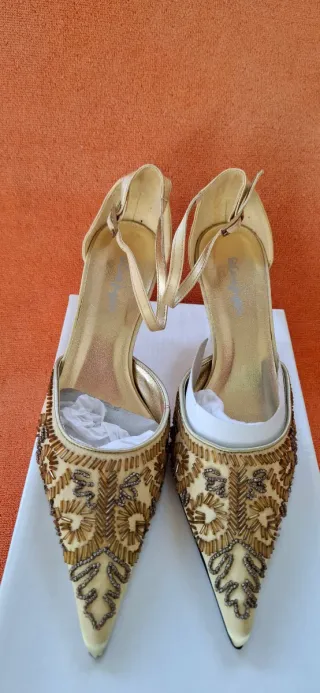 Zapatos de fiesta dorados sin estrenar