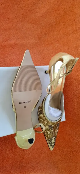 Zapatos de fiesta dorados sin estrenar