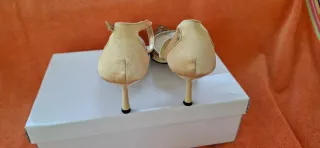 Zapatos de fiesta dorados sin estrenar