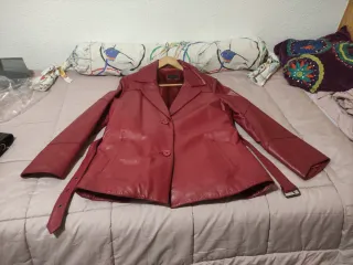 Cazadora de piel roja