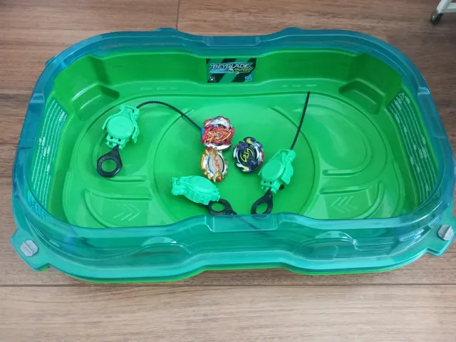 Beyblade Arena, peonzas y lanzadores