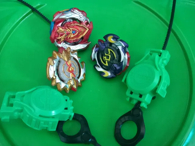 Beyblade Arena, peonzas y lanzadores