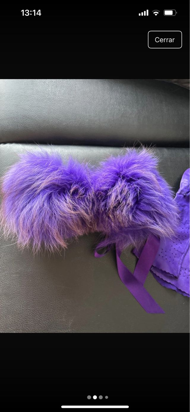 Cuello de pelo morado con lazo