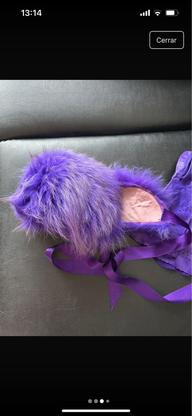 Cuello de pelo morado con lazo