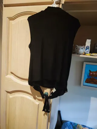 Camiseta sin mangas con cuello alto y estampado