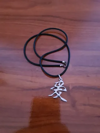 Collar con colgante símbolo Amor