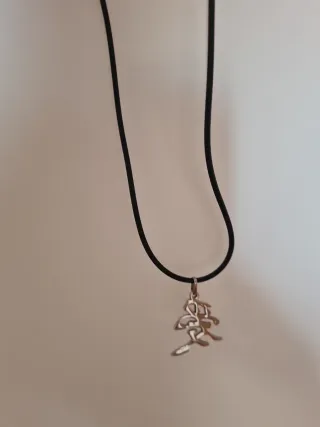 Collar con colgante símbolo Amor