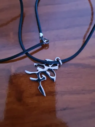 Collar con colgante símbolo Amor