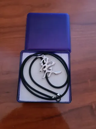 Collar con colgante símbolo Amor