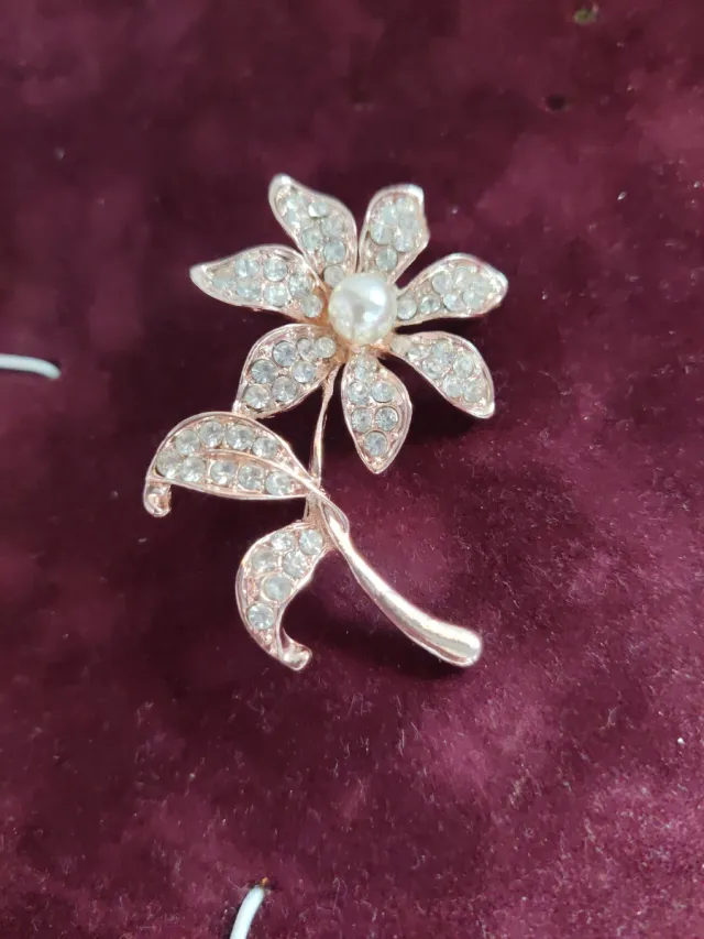 Broche flor oro rosa con perla y pedrería