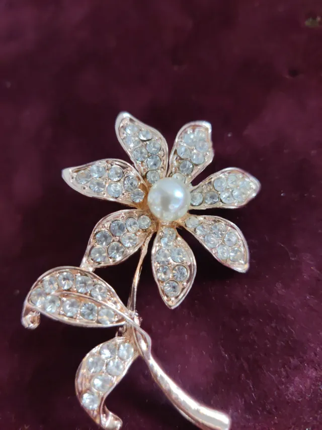 Broche flor oro rosa con perla y pedrería