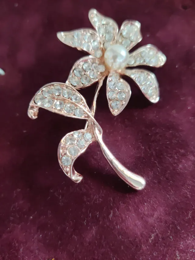 Broche flor oro rosa con perla y pedrería