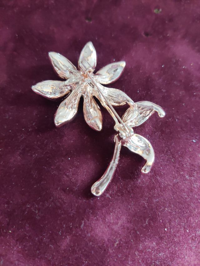 Broche flor oro rosa con perla y pedrería