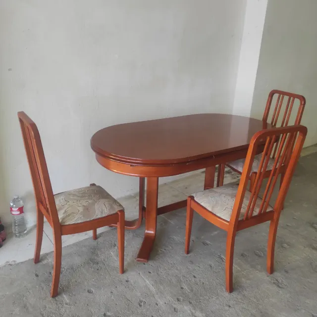 Mesa de comedor ovalada de madera