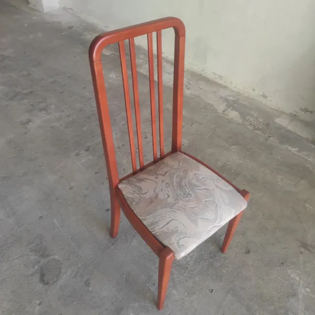 Mesa de comedor ovalada de madera