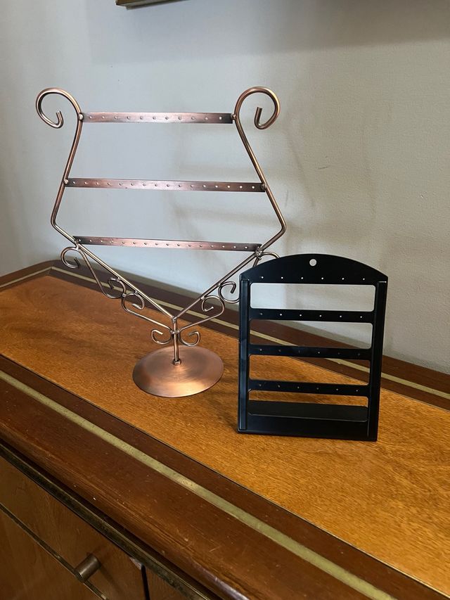 2 Porta orecchini metallo e plastica