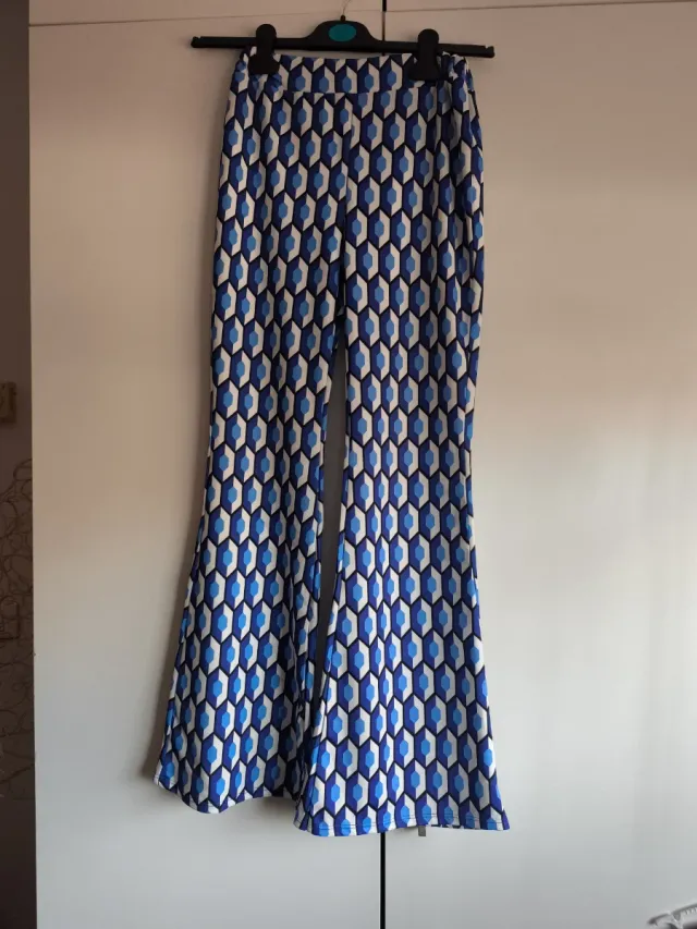 Pantalones acampanados estampados