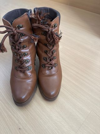 Botines de piel marrones con cremallera y cordones