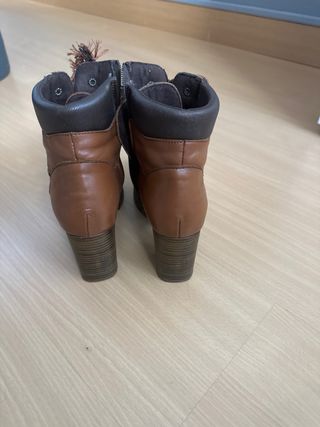 Botines de piel marrones con cremallera y cordones