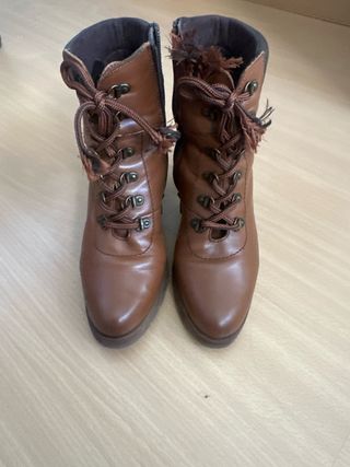 Botines de piel marrones con cremallera y cordones