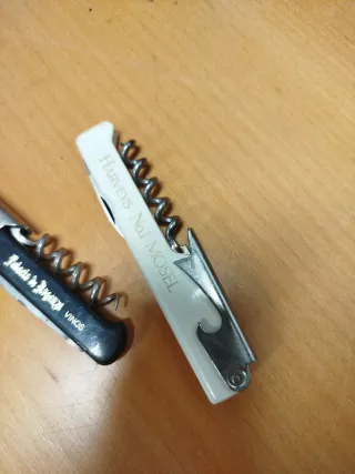 Lotto 2 antichi cavatappi Harveys e Palazzo di Arganda VINOS