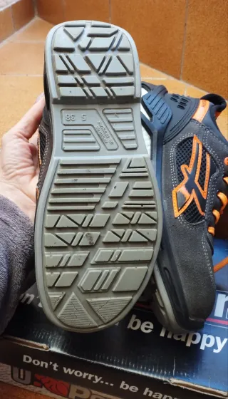 Zapatos de seguridad grises y naranjas