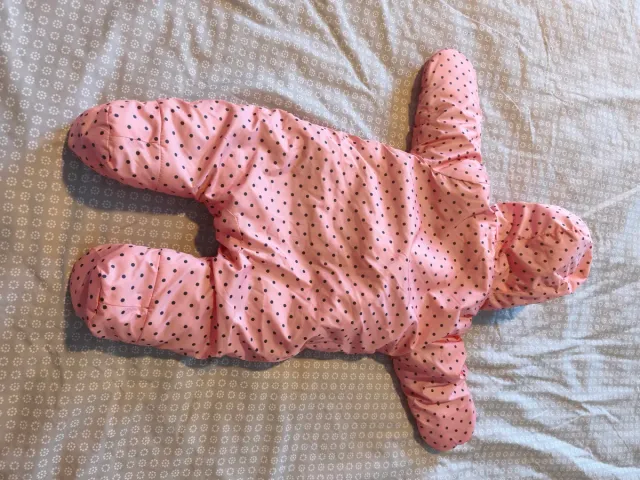 Mono de bebé rosa con lunares