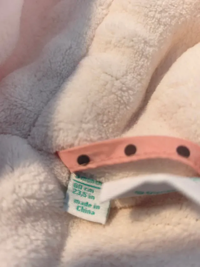 Mono de bebé rosa con lunares