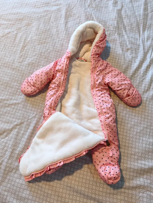 Mono de bebé rosa con lunares