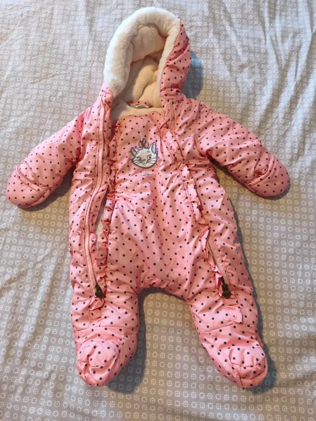 Mono de bebé rosa con lunares