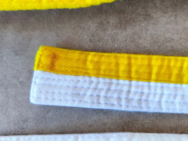 Cinturón blanco/amarillo Outshock