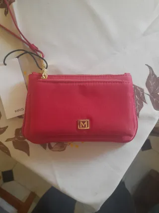 Cartera Mango Roja con detalles dorados