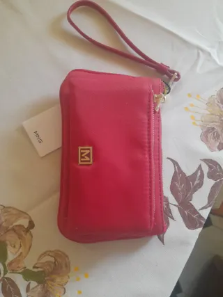Cartera Mango Roja con detalles dorados
