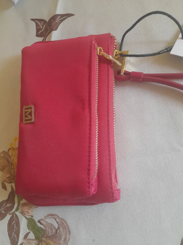 Cartera Mango Roja con detalles dorados