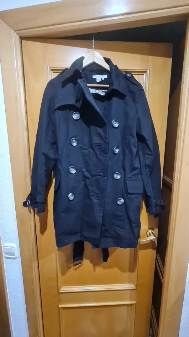 Abrigo de zara negro con botones y cinturón