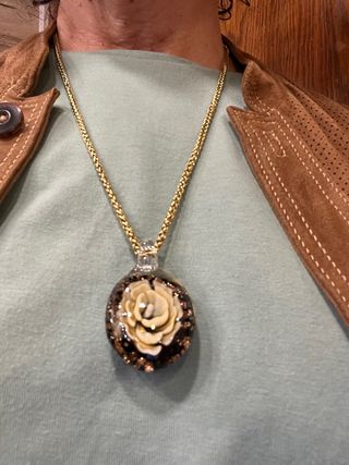 Colgante Flor con Cadena Dorada