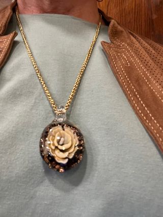 Colgante Flor con Cadena Dorada